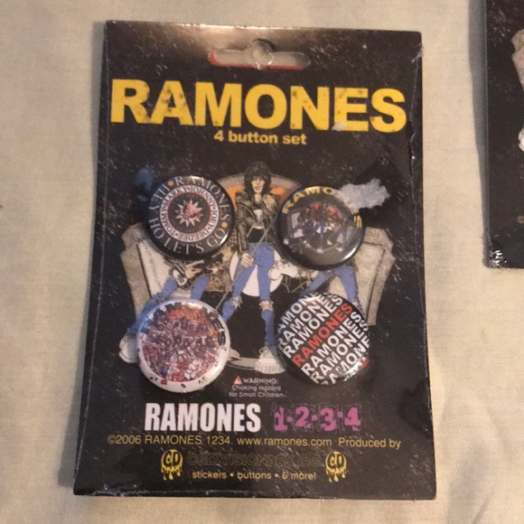 Ramones pins - Picture 3 of 3